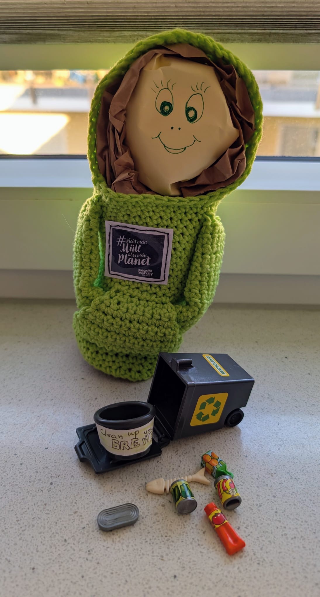 Für die CleanUps in Arbergen hat eine Unterstützerin ein CleanUpYourCity-Maskottchen gestrickt