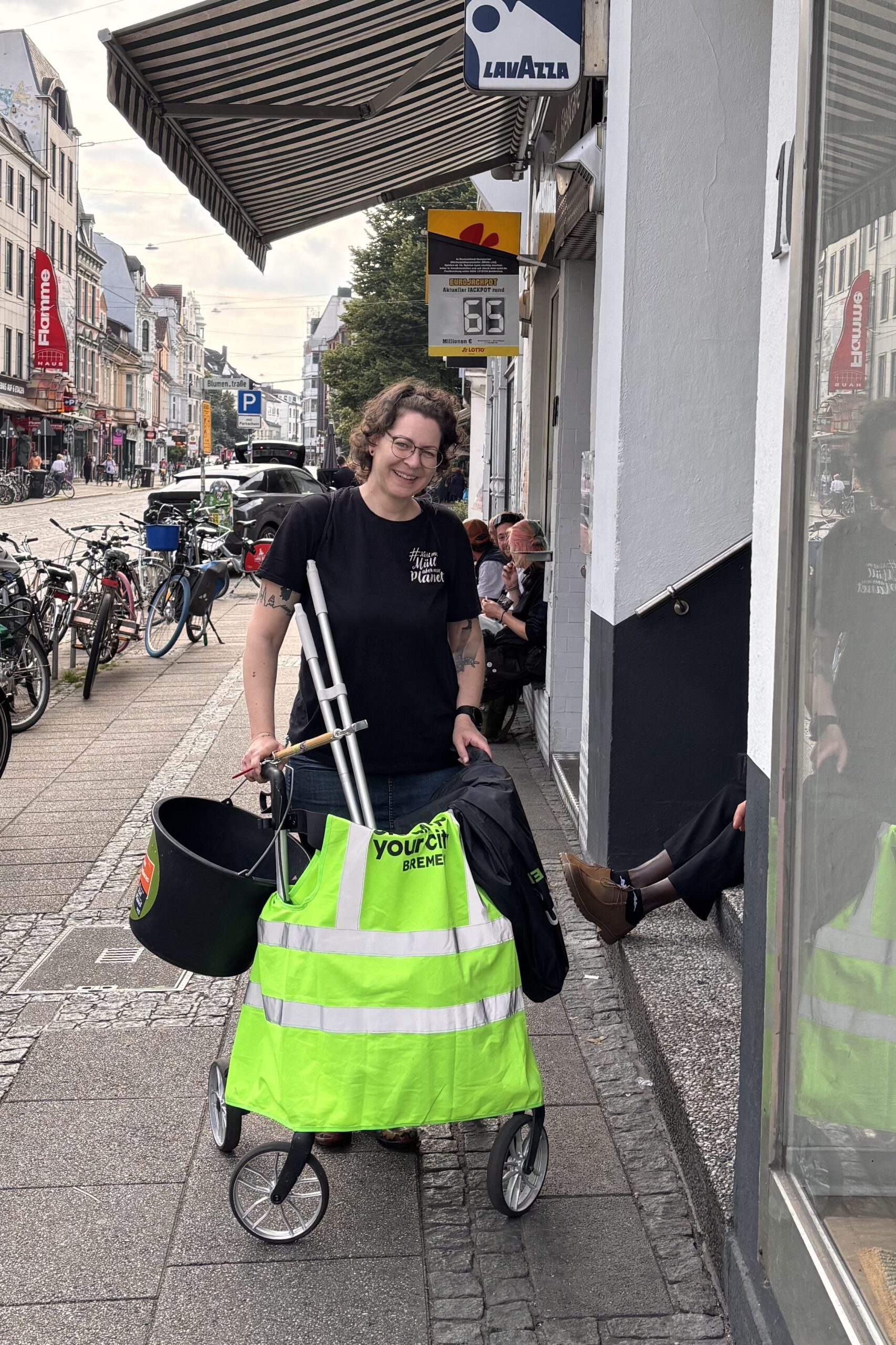 Stadtteilpatin Andrea beim CleanUp im Bremer Viertel