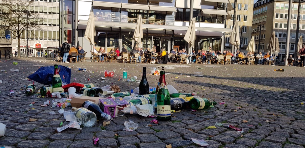 Müll auf dem Bremer Marktplatz nach dem Freimarktsumzug